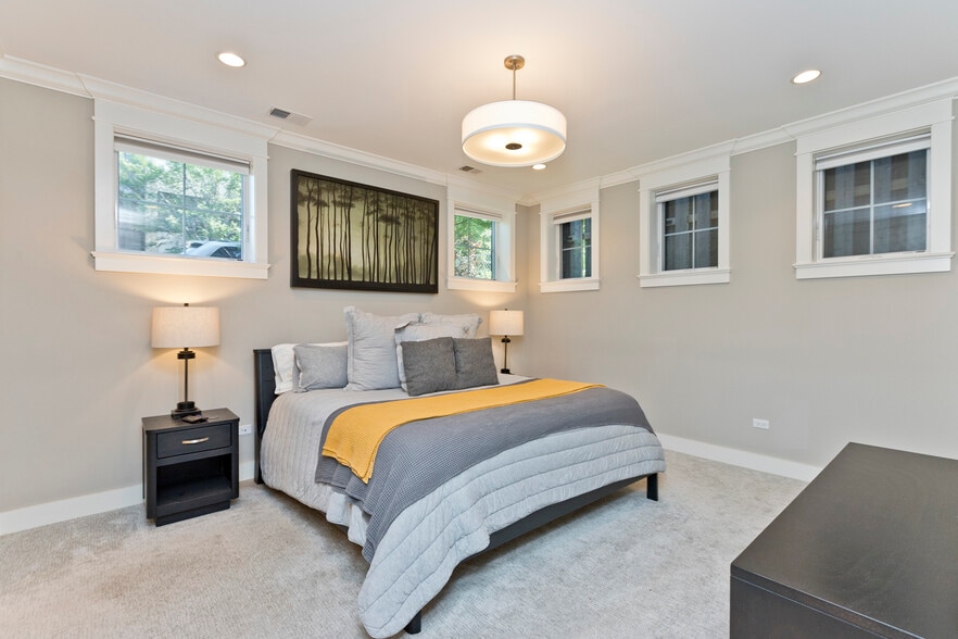 Building Photo - 4753 N Hamilton Ave