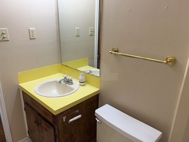 Building Photo - 3808 Peaks Dr