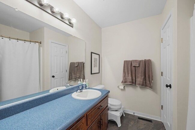 Building Photo - Bright and Spacious 3 Bedroom Home in Chesterfield ***Available Early March***