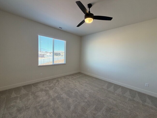 Building Photo - BRAND NEW TOWNHOME FOR RENT BY CRIMSON CLIFFS!