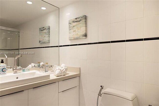 Building Photo - 1817 S Ocean Dr