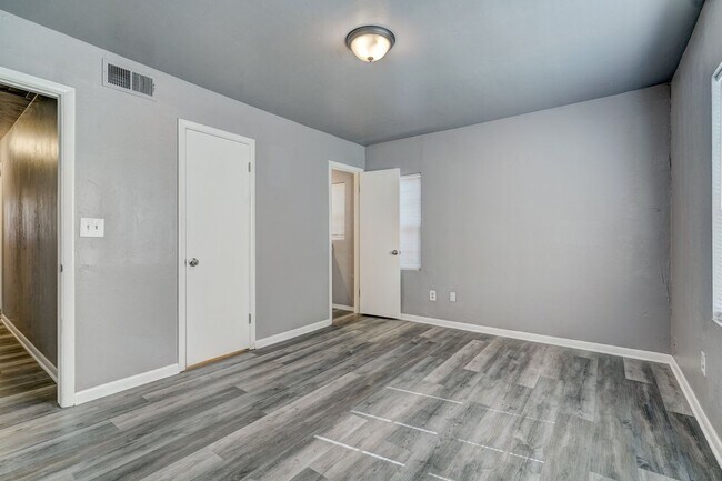 Building Photo - Stunning 3-Bedroom Property / With Shelter