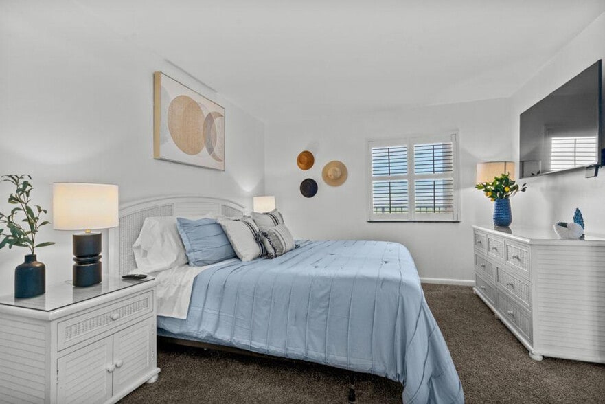 Building Photo - 5523 N Ocean Blvd