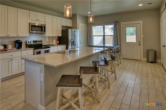 Building Photo - 1247 Green Hill Dr