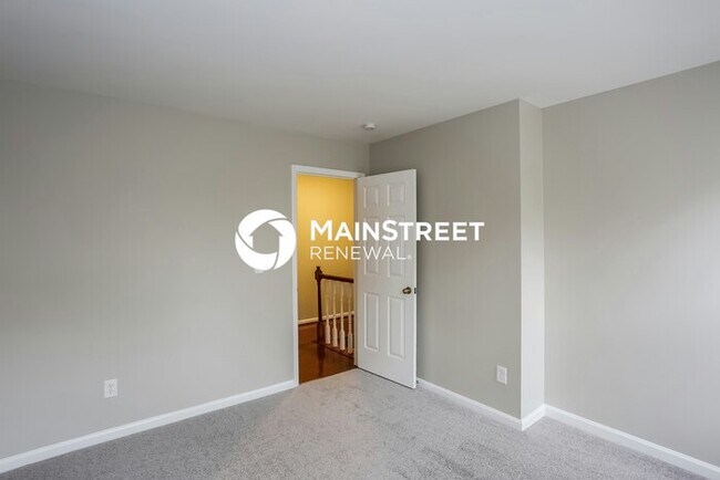 Building Photo - 4 Bedroom Pet-Friendly Home in Charlotte, NC with Main Street Renewal