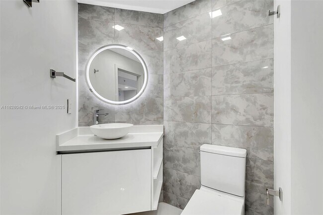 Building Photo - 888 Brickell Key Dr