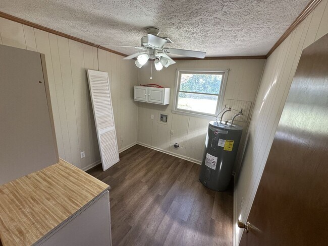 Building Photo - Single Family home in Greenhill Area!