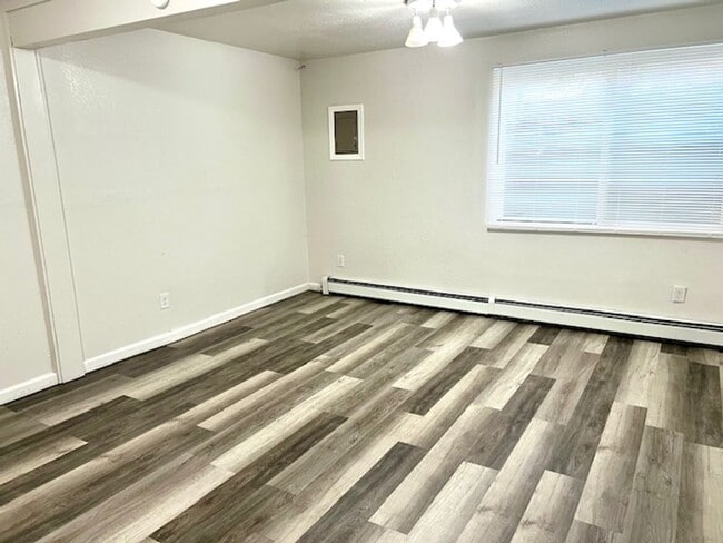 Building Photo - Midtown 3 Bed Apt. w/ 2 Car Garage