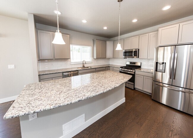 Building Photo - 3 Bedroom Contemporary Townhome off of Austin Bluffs