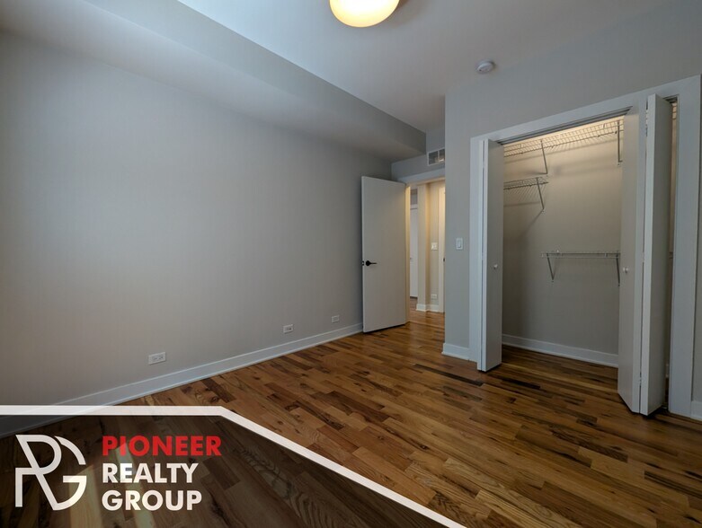 Building Photo - 648 W Wrightwood Ave