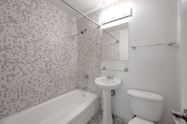 Building Photo - Charming 2BR Condo in Denver