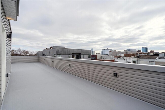 Building Photo - 614 N Pallas St