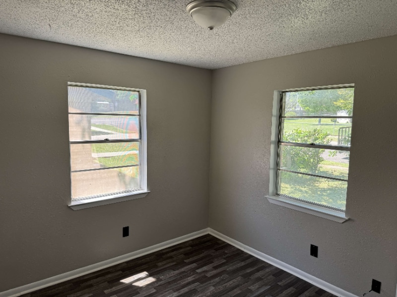 Building Photo - 2009 Pleasant Ln