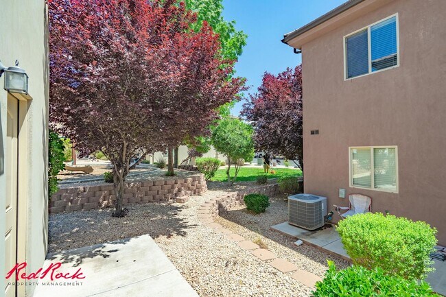 Building Photo - DOG-FRIENDLY 3 Bedroom Townhome with INTERNET INCLUDED!