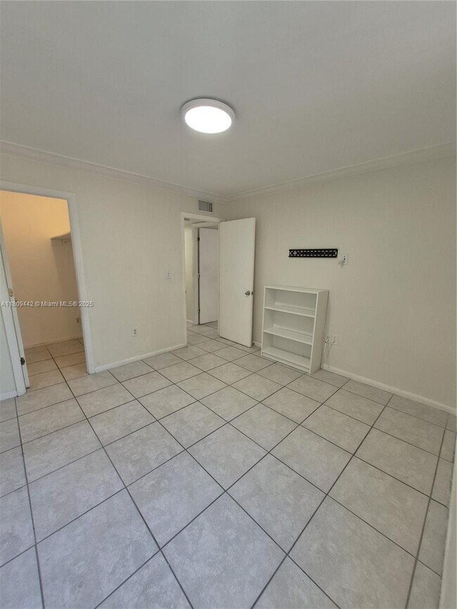 Building Photo - 9320 Fontainebleau Blvd