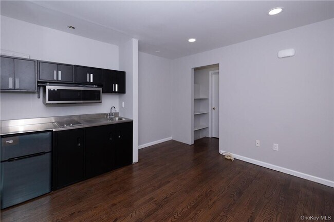 Building Photo - 142 E Sunnyside Ln