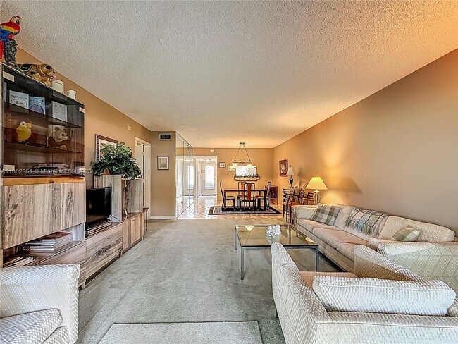 Building Photo - 3501 Inverrary Dr