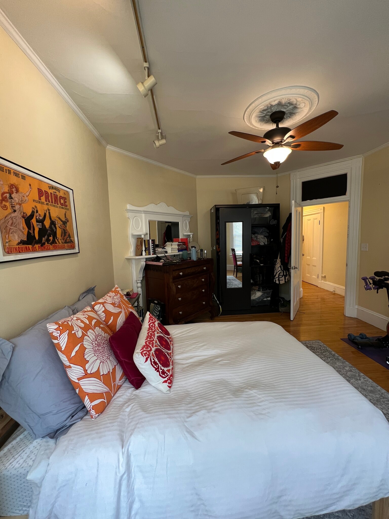 Building Photo - 176 Elm St