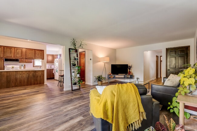 Building Photo - 16450 Dane Ct E