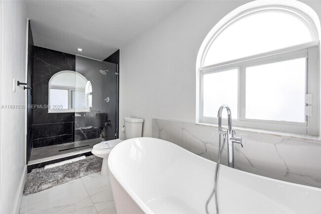 Building Photo - 1651 SW 13th Ave