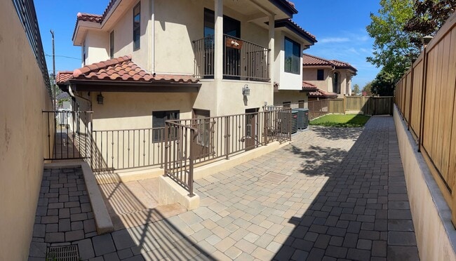Building Photo - Move in Special!! Beautiful 4 bed/4.5 bath...