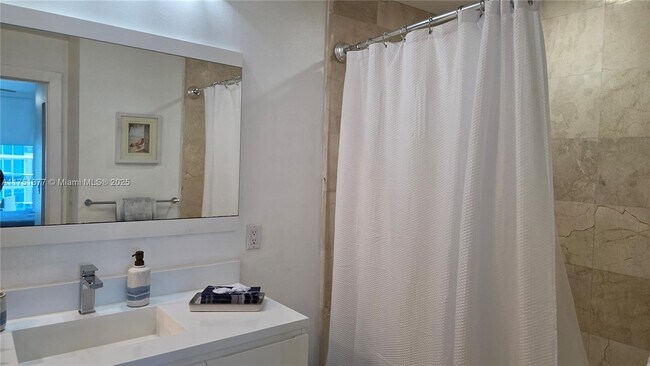 Building Photo - 6515 Collins Ave