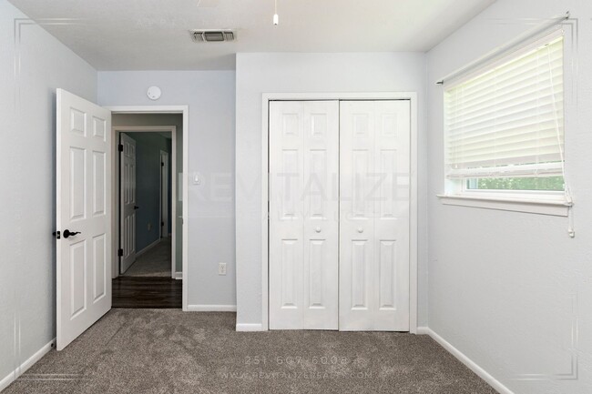 Building Photo - Charming 3 Bedroom/2 Bathroom Home in Sara...