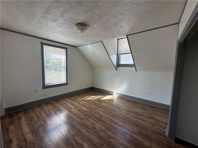 Building Photo - 24 Vale St