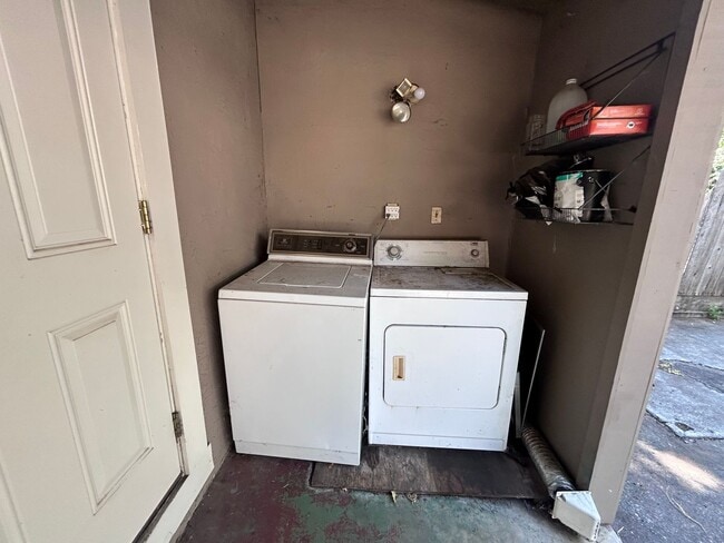 Building Photo - 3bd 2 ba home, great location