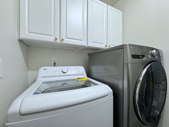 Building Photo - Beautiful 2 Bedroom Condo in Cary!