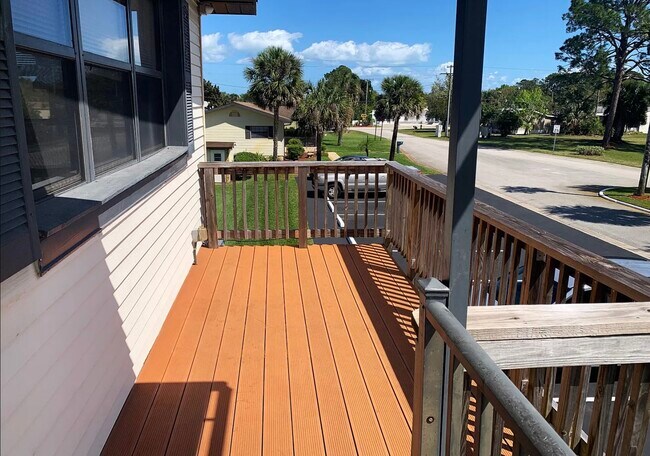 Building Photo - Gem of an apartment right on the coast! Wo...