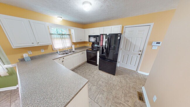 Building Photo - 4 Bedrooms in Sought After Neighborhood & ...