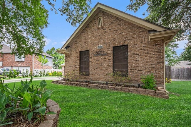 Building Photo - 1813 Oakwood Dr E