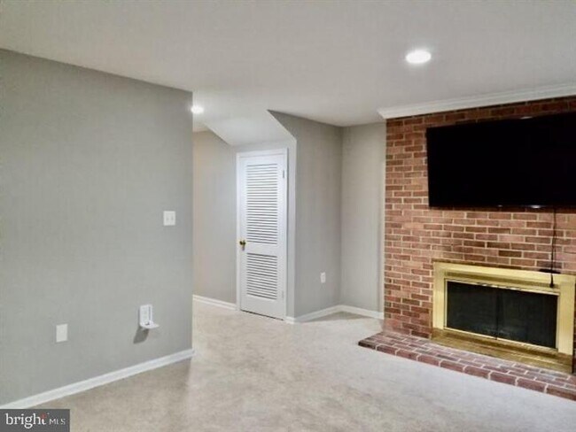 Building Photo - Charming 3-Bedroom Rental in Falls Church with 2 Full Baths and Spacious Layout!
