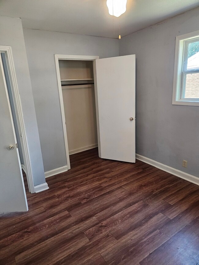 Building Photo - 2213 Fairfield Dr