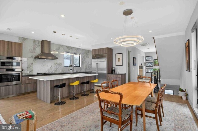 Building Photo - 911 S Oak St