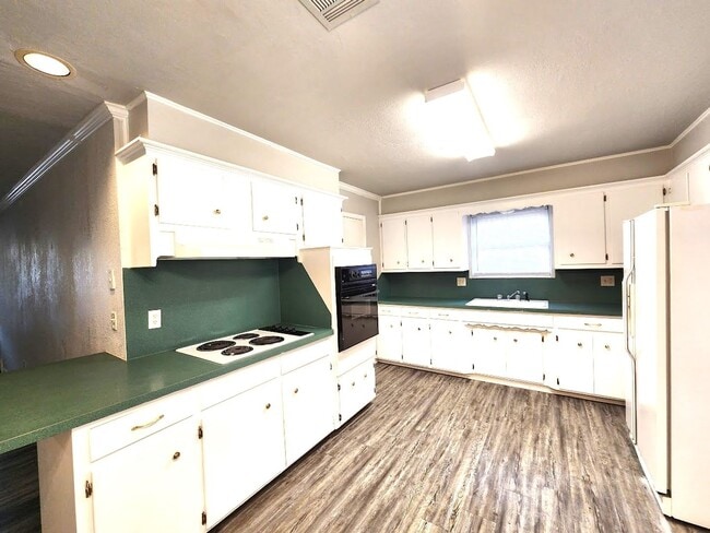 Building Photo - 3 Bed 1.5 Bath 1 Car Garage in the Henders...