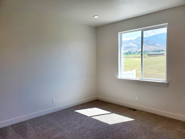 Building Photo - 809 380 E
