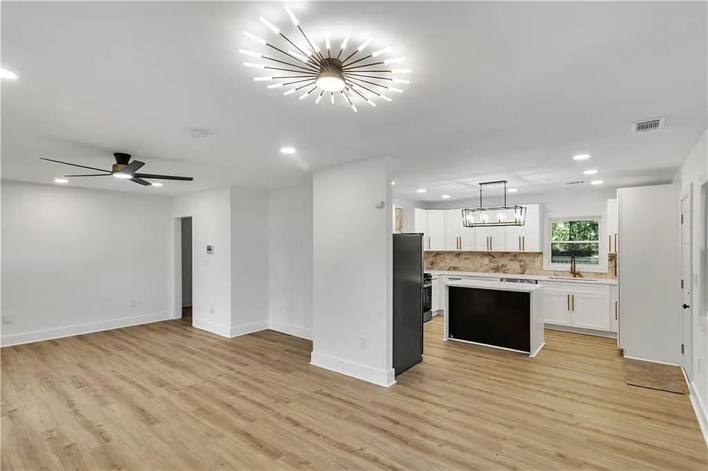 Building Photo - Room in House on Tilson Rd