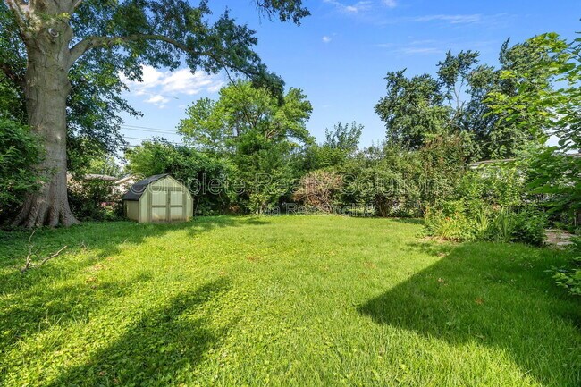 Building Photo - 560 Bardot Dr