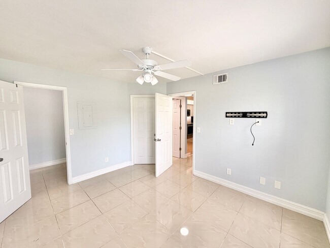 Building Photo - 150 Santa Clara Dr