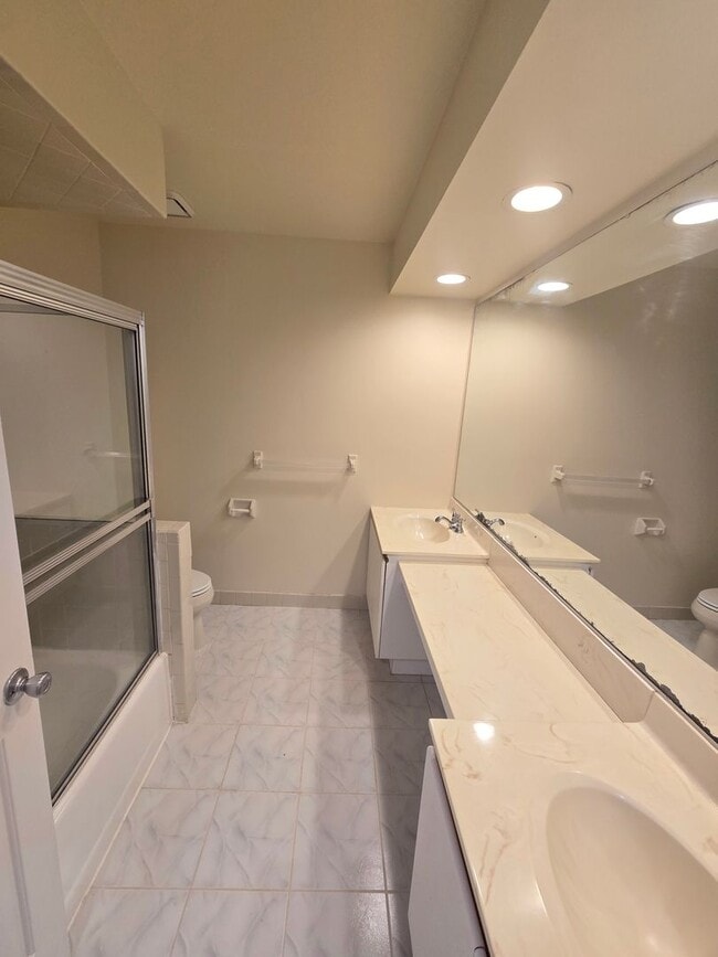 Building Photo - Commuter's delight! Spacious 2nd fl: 2-bed, 2-bath condo with fireplace, washer & dryer & off-str...