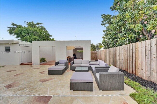 Building Photo - 1524 NE 15th Ave