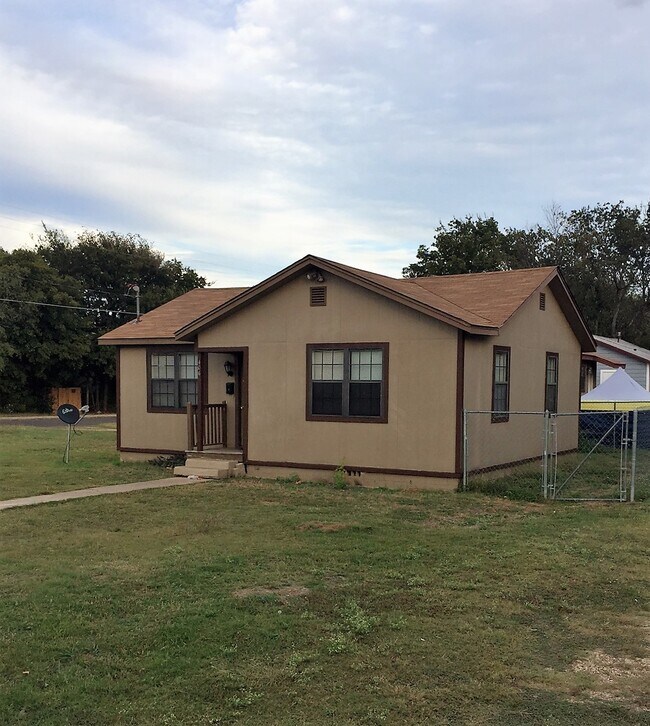 Building Photo - 406 N 2nd St