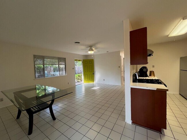 Building Photo - 804 E 32nd St