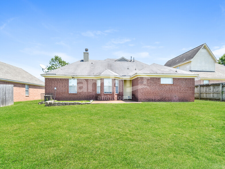 Building Photo - 4851 Phipps Dr