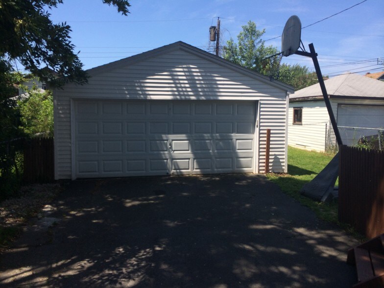 Building Photo - 430 Colvin Ave
