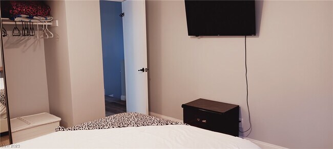 Building Photo - 5045 Spencer St