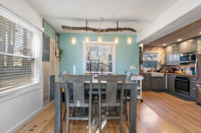 Building Photo - 614 N Hough St