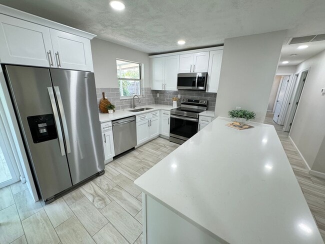 Building Photo - Location Annual Single Fam Rental Pets ok